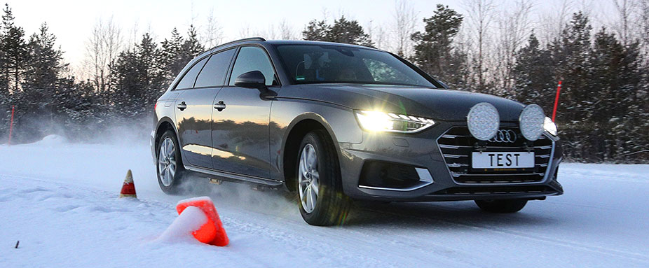 Fotografia vozidla Audi zhotovená vo fínskom Ivalo z testov zimných pneumatík ADAC.