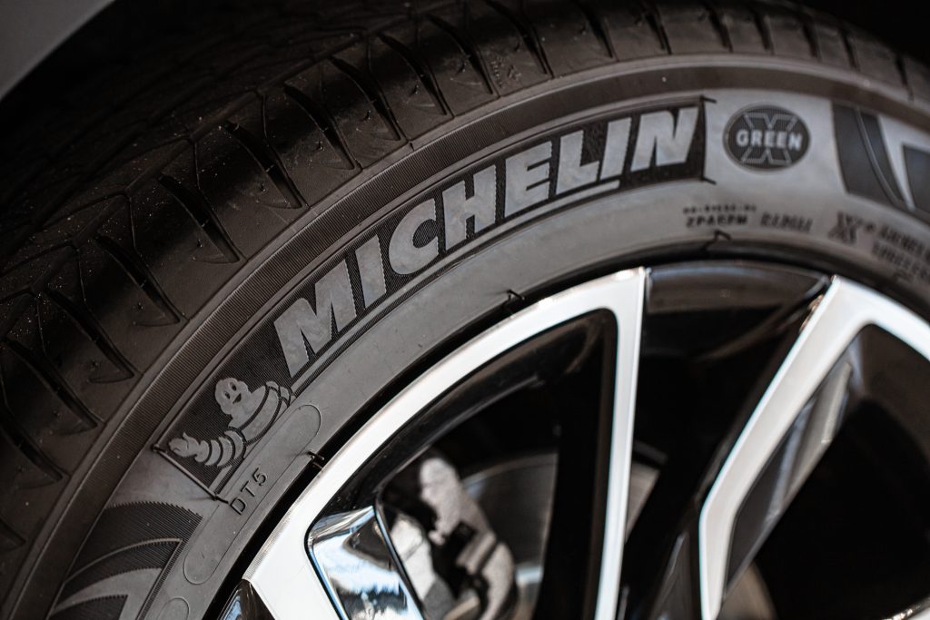 Osobná pneumatika značky Michelin s diskami
